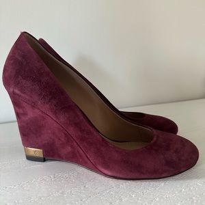 Tory Burch Astoria Lancaster Suede wedge heel Pump, size 8.
Burgundy and gold